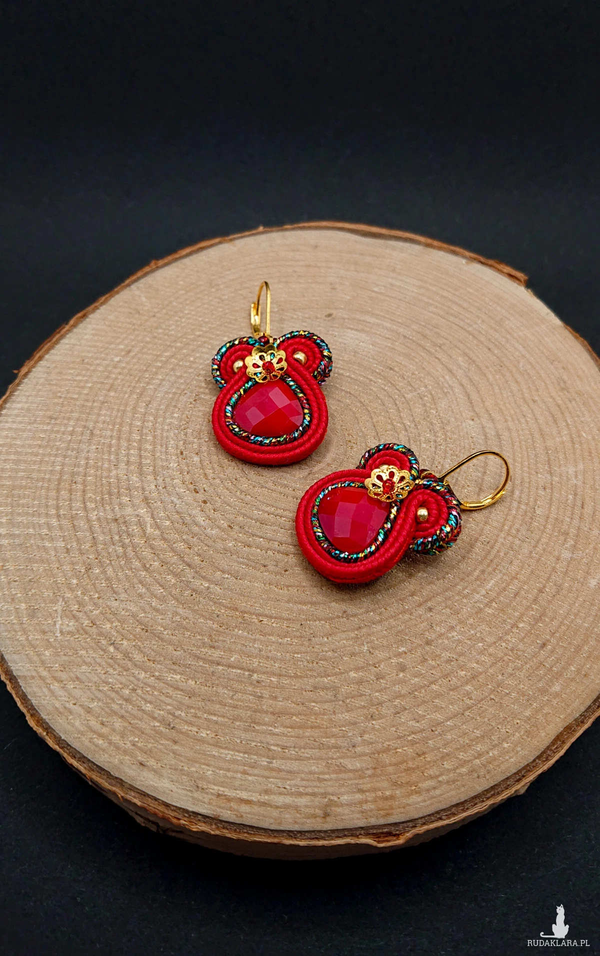 Czerwono-kolorowe małe kolczyki sutasz